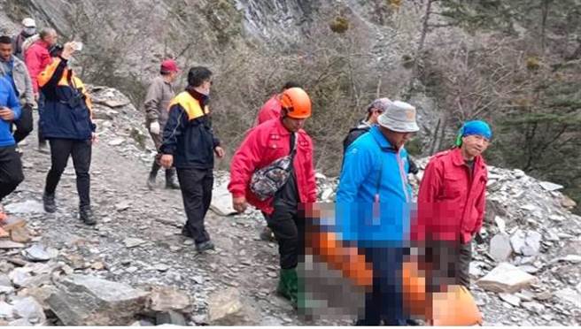 南投丹大林道再传意外，陈姓男子骑机车坠崖无生命迹象。（南投县消防局提供／廖志晃南投传真）