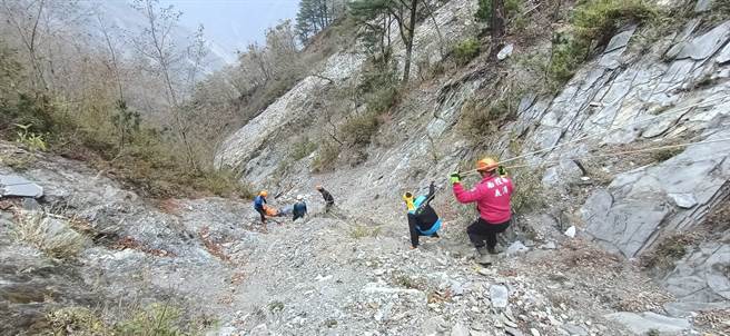 南投丹大林道17日再度发生骑士在天马弯摔落边坡，警消赶到时，骑士已无生命迹象。（山搜义消提供）