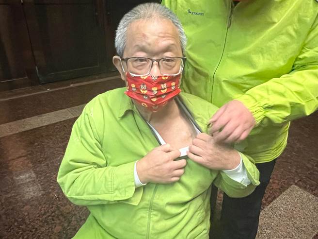 基隆市前议员韩良圻涉诈领百万助理费，获保后表示，身体不适将至医院就医。（陈彩玲摄）