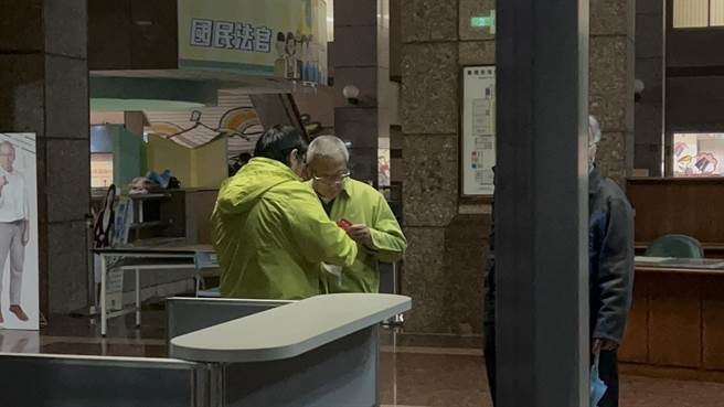 基隆市前议员韩良圻涉诈领百万助理费，获保看见家人，开心地落下男儿泪。（陈彩玲摄）