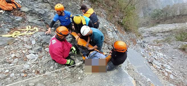 南投丹大林道17日再度发生骑士在天马弯摔落边坡，警消赶到时，骑士已当场死亡。（山搜义消提供）