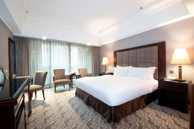 在隔离政策放宽条件之下，防疫旅馆的市场需求越来越高；图为福容大饭店林口的精致单人房。（福容大饭店提供）