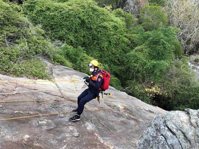金门县消防局演练坠谷垂降救援， 救援人员下降搜索患者。（金门县消防局提供）