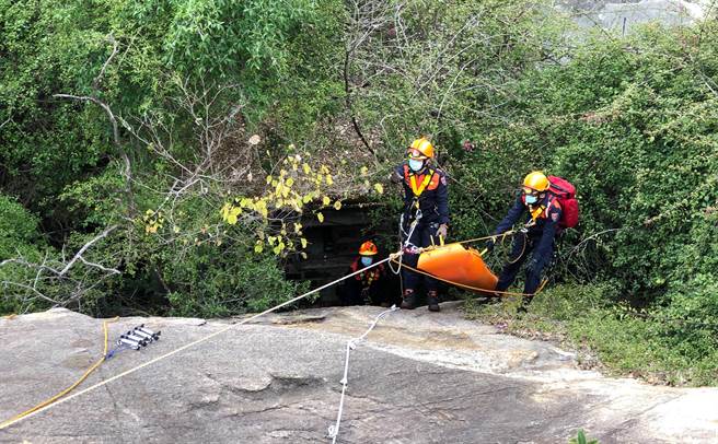 架设救助器材实施系统及省力滑车拖拉系统。（金门县消防局提供）