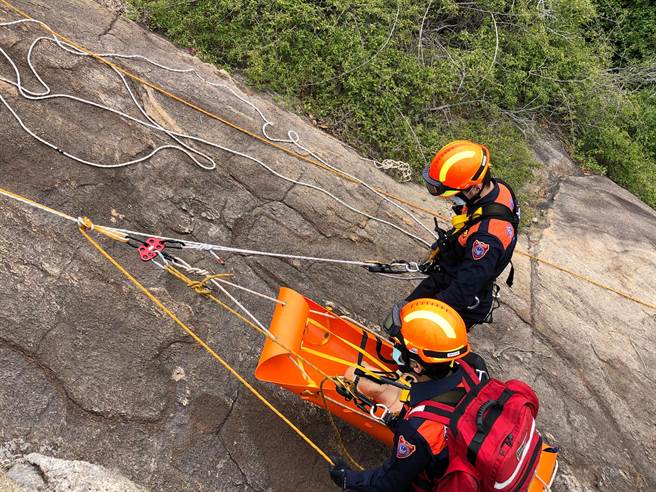 架设救助器材实施系统及省力滑车拖拉系统。（金门县消防局提供）