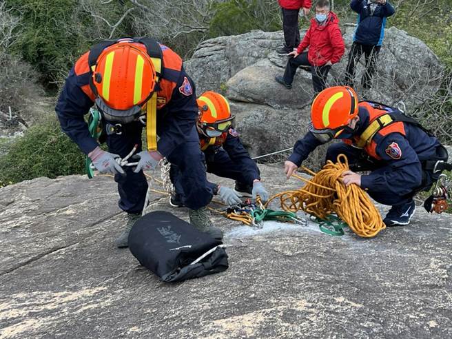 救援人员执行绳索架设。（金门县消防局提供）