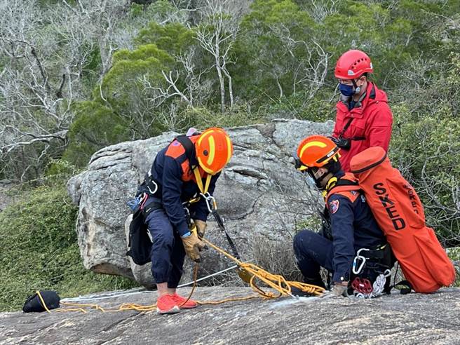 救援人员执行绳索架设。（金门县消防局提供）