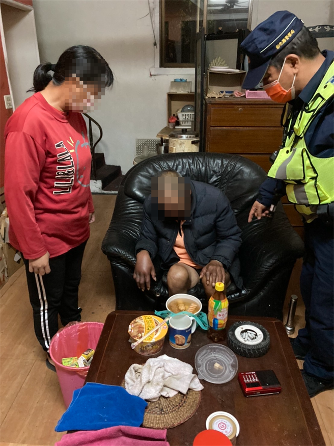 59岁林姓男子（中）独居在二水乡源泉村员集路上，因痛风发作无力外出採买，饿了7天7夜完全无法对外求救，只能瘫坐在沙发椅上等待，幸好邻居通报警察上门查看，才未发生憾事。（警方提供／谢琼云彰化传真）