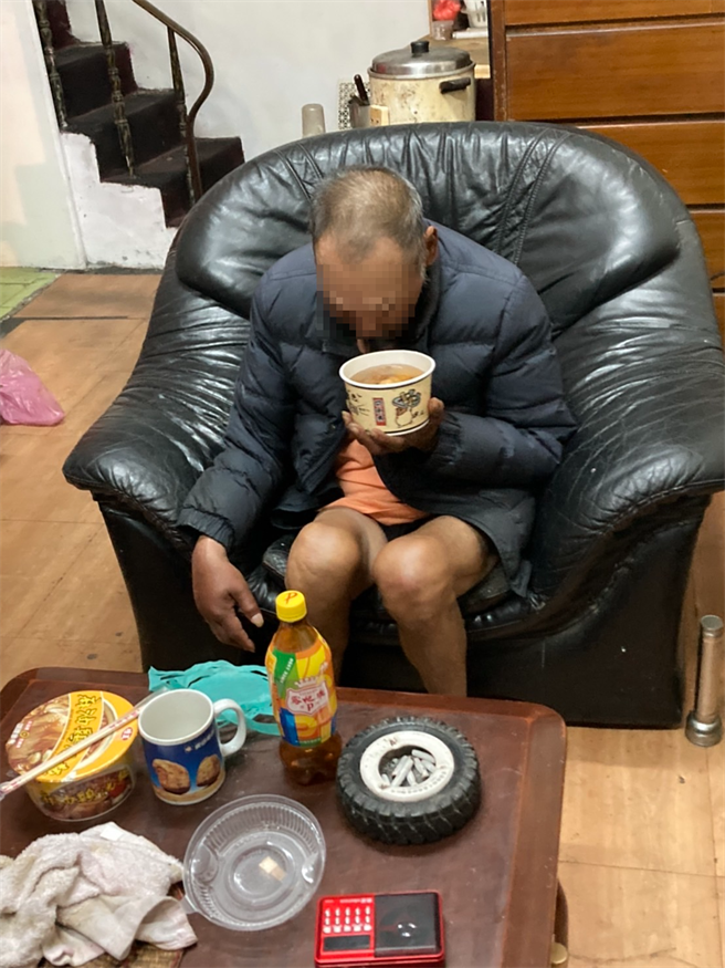 源泉派出所员警赶紧去买了晚餐让林男果腹，随即通报119送医并连繫外地女儿前往医院照顾。（警方提供／谢琼云彰化传真）