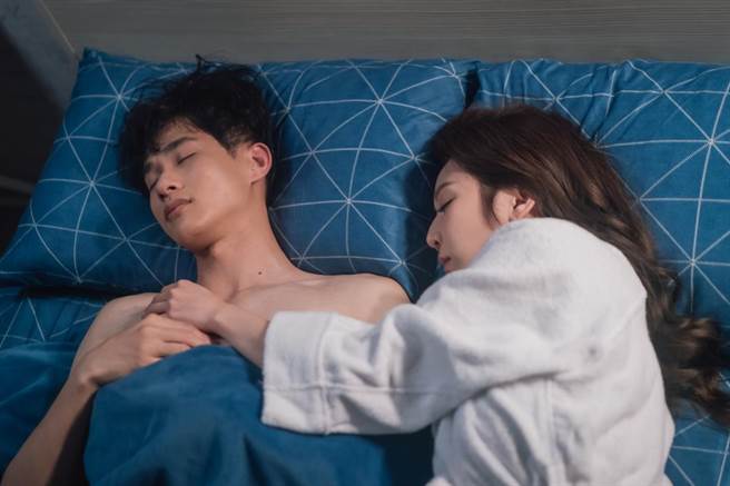 曾莞婷剧中喝醉误闯邻居卢彦泽家，还直接躺上床与他睡一晚。（TVBS提供）