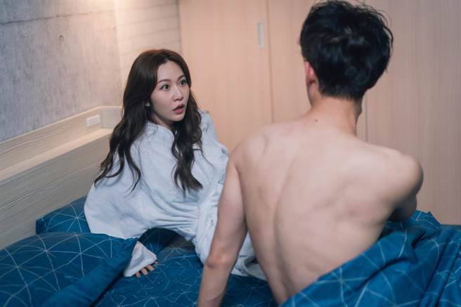 曾莞婷剧中喝醉误闯邻居卢彦泽家，还直接躺上床与他睡一晚。（TVBS提供）