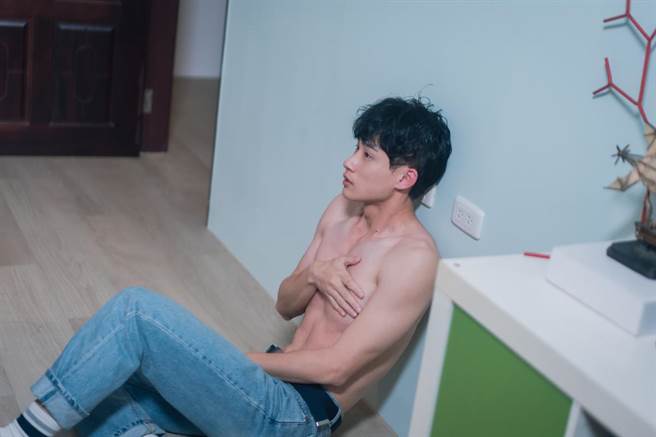 曾莞婷酒醒把卢彦泽踢下床。（TVBS提供）