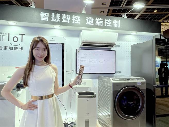 Panasonic今年繼續進一步整合IoT智慧家電，可透過智慧電視或手機APP遠端控制家中的Panasonic空調、除溼機、全熱交換器等家電。（石欣蒨攝）