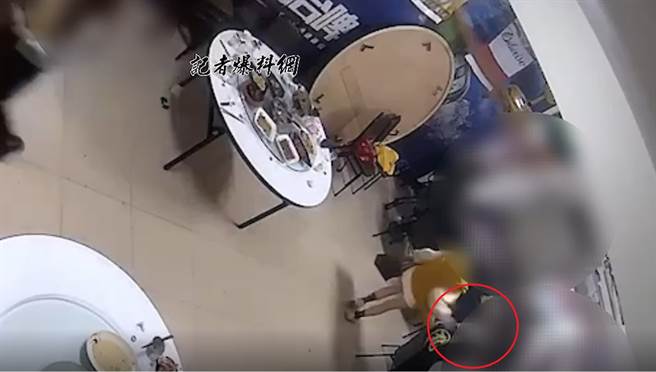 傅女拍头打招呼，遭刘男推倒在地，6岁儿子提供压岁钱让她验伤提告。（翻摄自记者爆料网）

