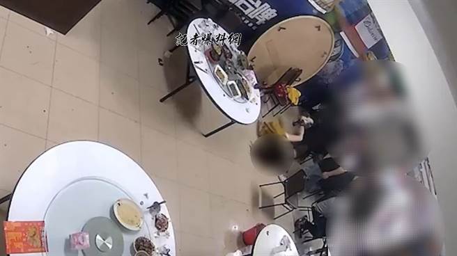 傅女拍头打招呼，遭刘男推倒在地，6岁儿子提供压岁钱让她验伤提告。（翻摄自记者爆料网）
