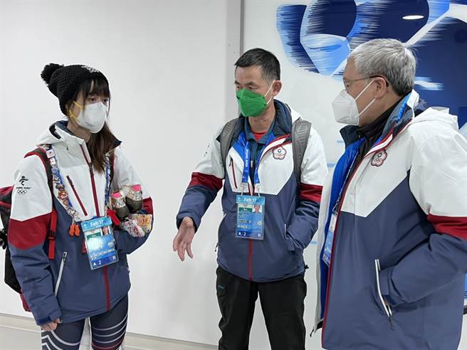 中華冬奧選手黃郁婷（左起）、教練黃錦龍及代表團總領隊陳士魁交流意見。（中華奧會提供）