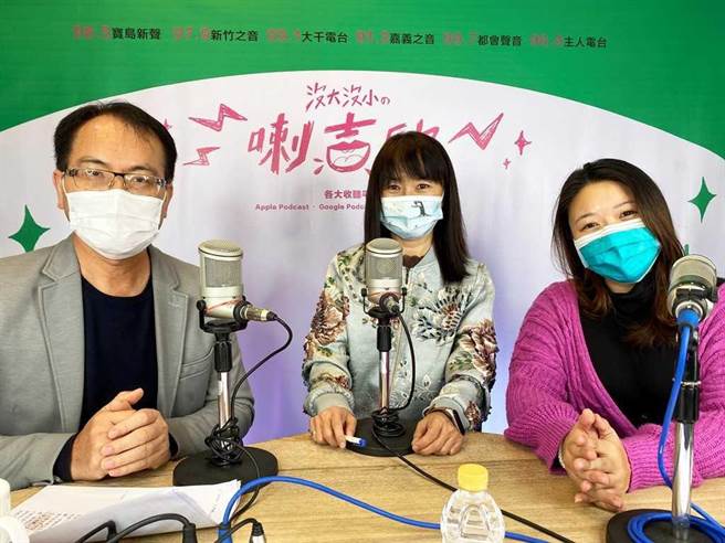 作家黄大米（中）参加郑弘仪与朱姐主持的Podcast节目。（《没大没小喇吉欧》提供）