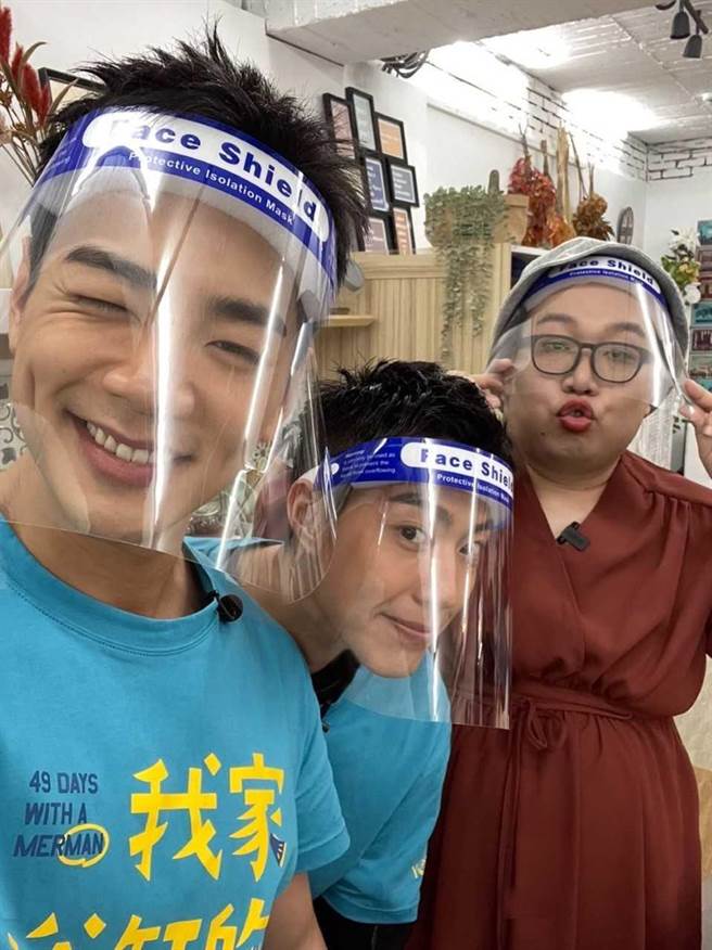 泰籍網紅Alizabeth娘娘與新一代男神禾浩辰、蔡凡熙玩自拍。（量子娛樂提供）