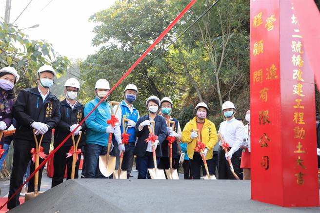 台中市雾峰区北坑2号桥是地方重要联外桥梁，但已使用逾45年，桥梁老旧，17日开工改建，完工后强化该区运输系统便利性。（张妍溱摄）