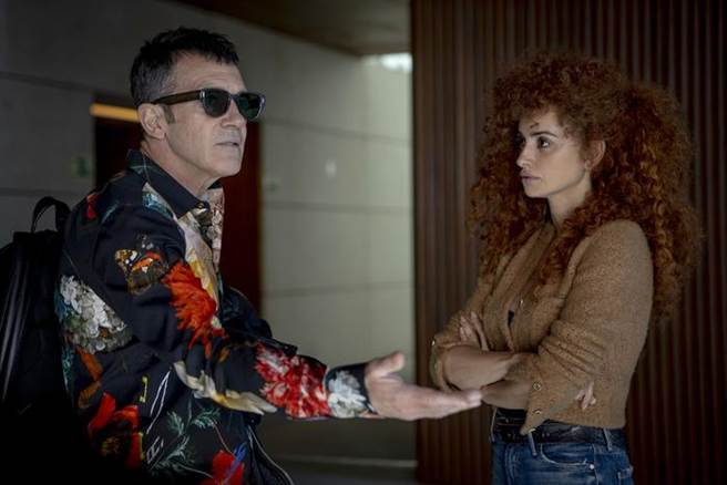 安东尼奥班德拉斯（左）和潘妮洛普克鲁兹炫耀自己宝刀未老 。（台北双喜电影提供）