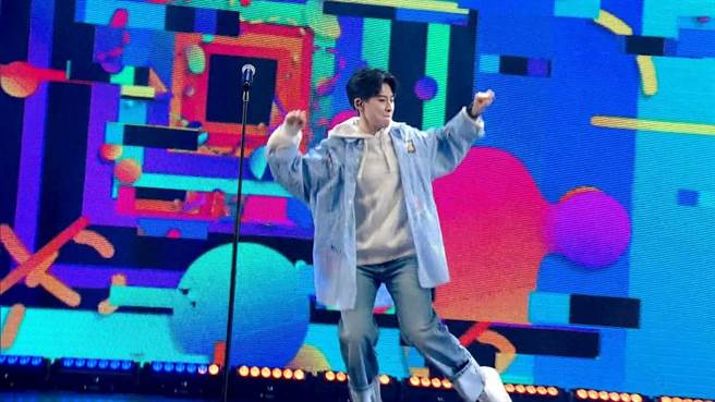 王彙筑放下吉他，首度在台上跳舞。（《聲林之王3》提供）