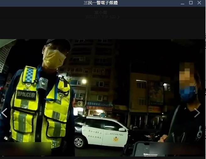 警方通报救护车将打母亲情绪不稳的陈女强制送医治疗。（翻摄照片／石秀华高雄传真）
