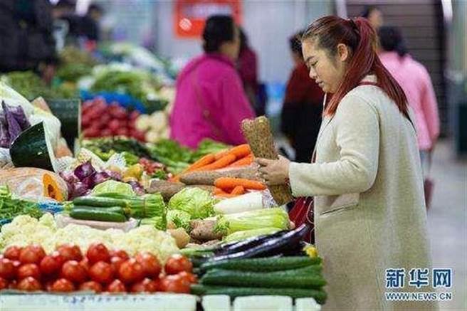 大陆1月居民消费价格（CPI）年涨0.9％，低于市场预期的1％，涨幅比上月回落0.6个百分点。（新华社）