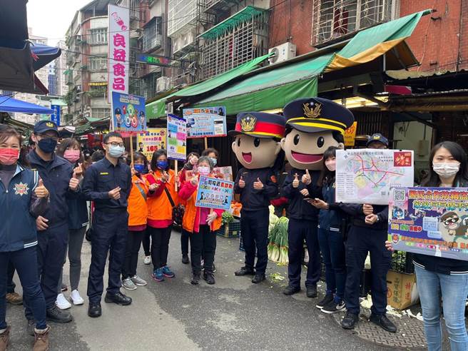 新北市中和警分局利用春节期间，到人潮壅挤处进行犯罪预防宣导。（中和警分局提供／叶书宏新北传真）