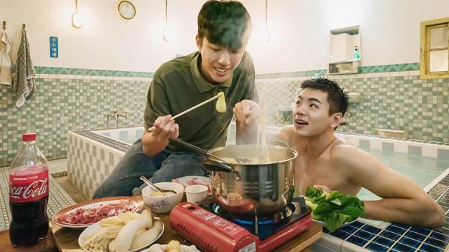 禾浩辰、蔡凡熙劇中親密吃火鍋。（羚邦集團提供）