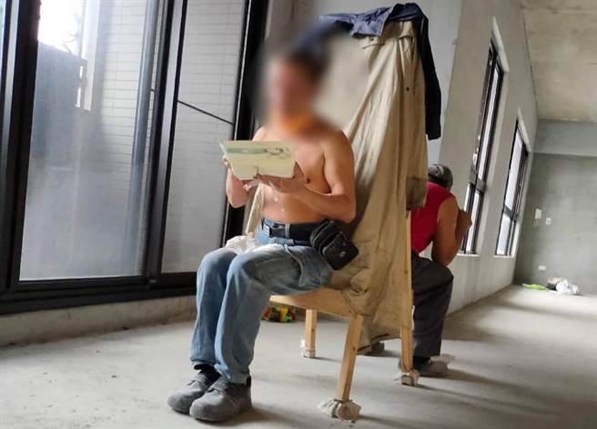 网友在脸书贴文坐姿端正照，反遭老板用台语狂亏，引发网友们笑声连连。（翻摄自爆怨2公社）