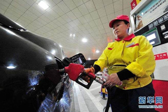 大陆国内成品油价格连4涨，国际油价突破每桶100美元，为8年来首次。(新华社)