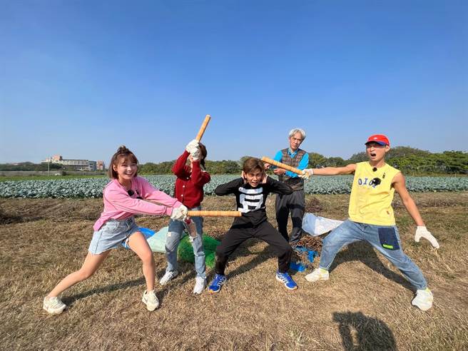 阿翔為了方便大家理解，自願穿上「黑豆裝」用演的寓教於樂。（民視提供）