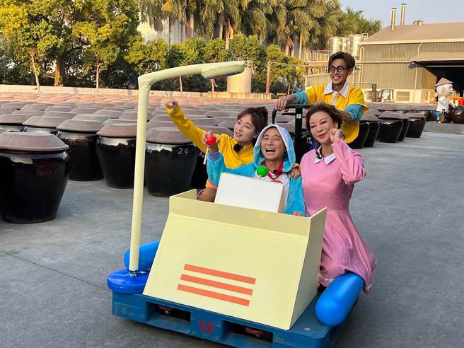 籃籃扮胖虎、浩子扮哆啦A夢、楊繡惠扮靜香 、阿翔扮大雄。（民視提供）