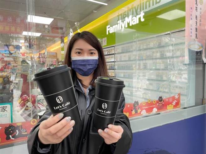 全家便利商店在本周末祭出限時3天的Let’s Café大杯經典拿鐵買1送1優惠活動。（全家便利商店提供）
