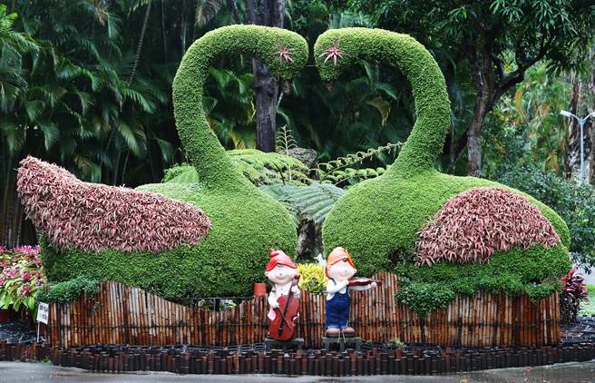 2022士林官邸郁金香展从「春天、喜悦、幸福、情感」概念出发，营造春季赏郁金香花海的浪漫氛围，带着大家感受郁金香花海的浪漫，是台北都会区赏花休憩的绝佳去处，展场也在情人节推出应景的装置艺术。（季志翔摄）