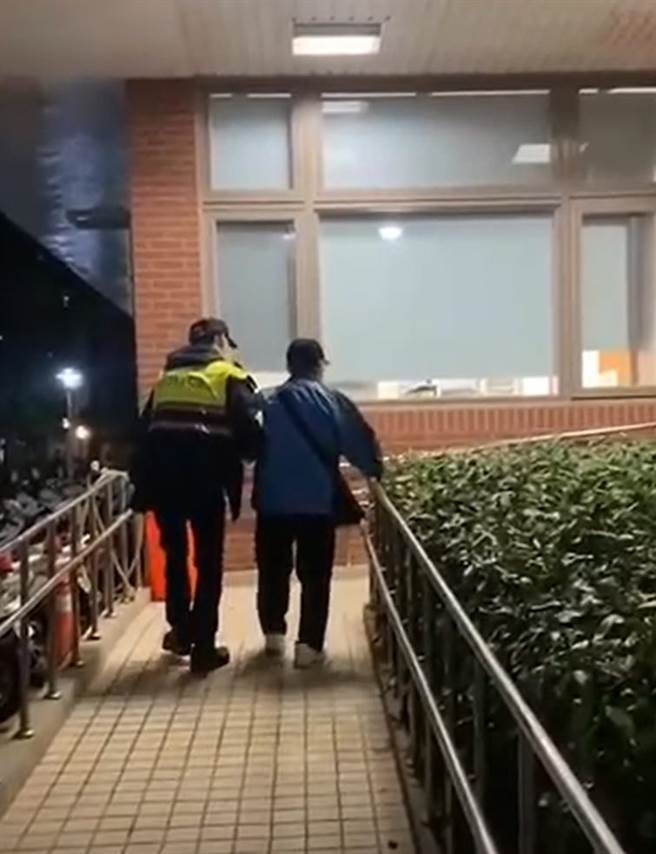 新北市中和警分局錦和派出所員警協助老翁返家團圓。（中和警分局提供）
