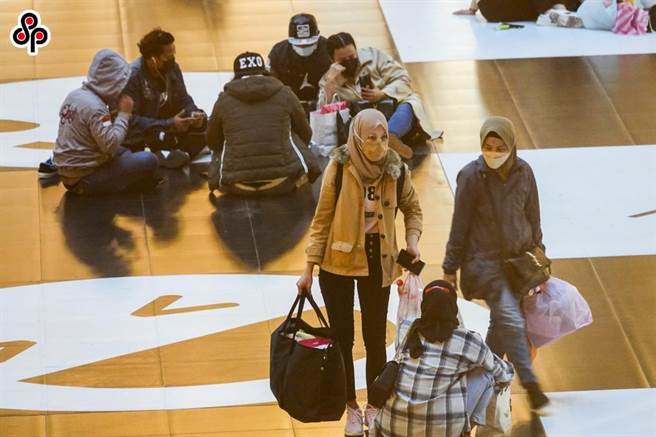 行政院今天通過「移工留才久用方案」，放寬聘僱滿6年移工、薪資滿一定水準後就可以申請轉換成中階技術人力，而再滿一定水準及年限就可以取得永久居留證。（報系資料照）