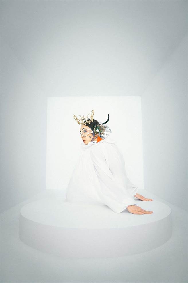 Ella宣布《艾拉秀》重啟，將在5月於高雄流行音樂中心海音館開唱。（寬魚國際/勁樺娛樂提供）
