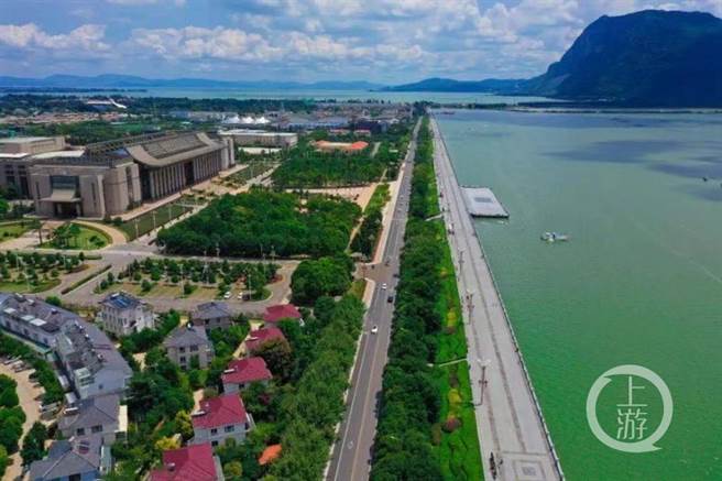 约4公里长的观景路东侧多个高端别墅区，仅一条双向单车道与滇池海埂大坝相隔。（中国房地产报）