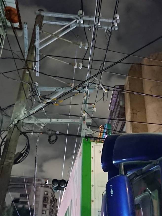 長榮司機未注意限高，導致貨櫃卡死天線。(圖／讀者提供)