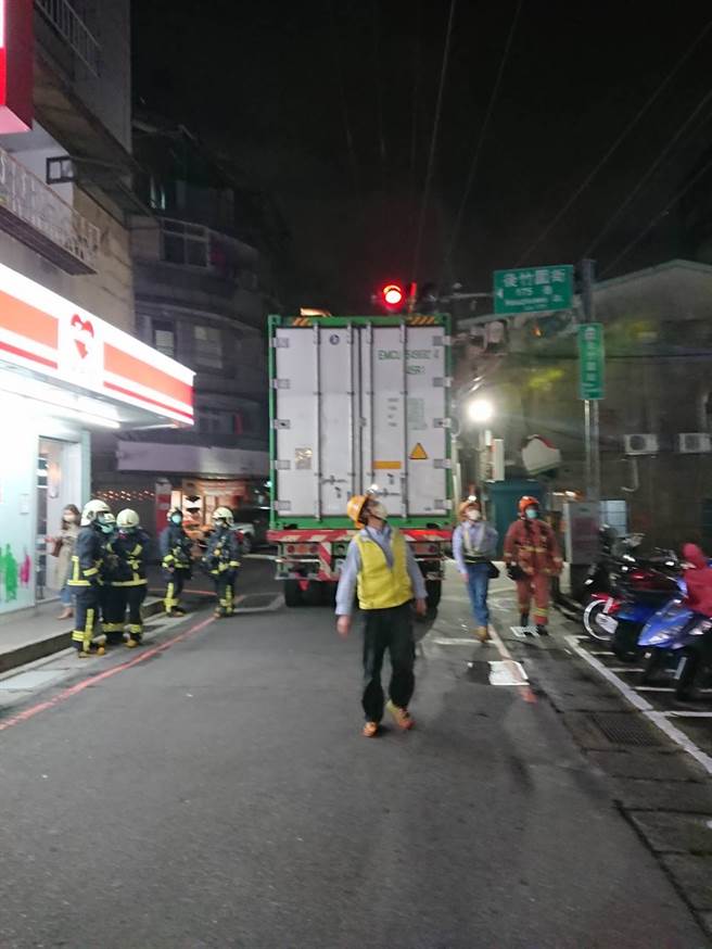 台電人員到場勘察後，表示必須先斷電才能進行救援。(圖／讀者提供)