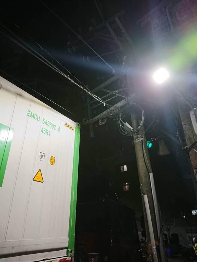 長榮貨櫃車卡死在三重後竹圍街巷弄內，警方表示將對司機開罰。(圖／讀者提供)