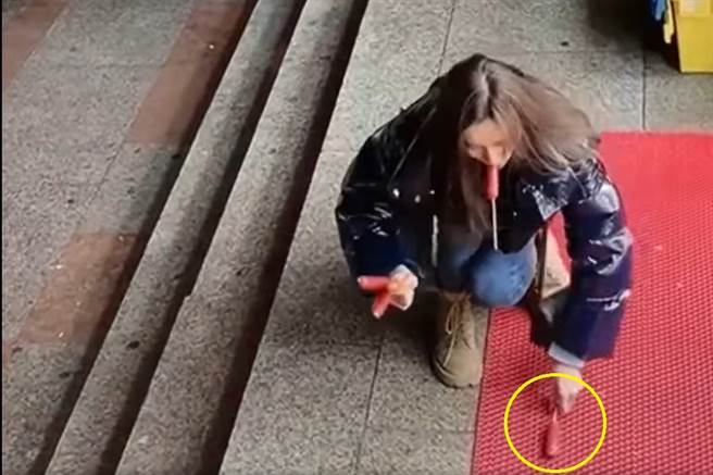 大陆长髮正妹掉一支热狗，马上捡起来吹一吹塞进男姓友人嘴里，此举一出引网友亏这才是真爱。（翻摄自爆废公社公开版）