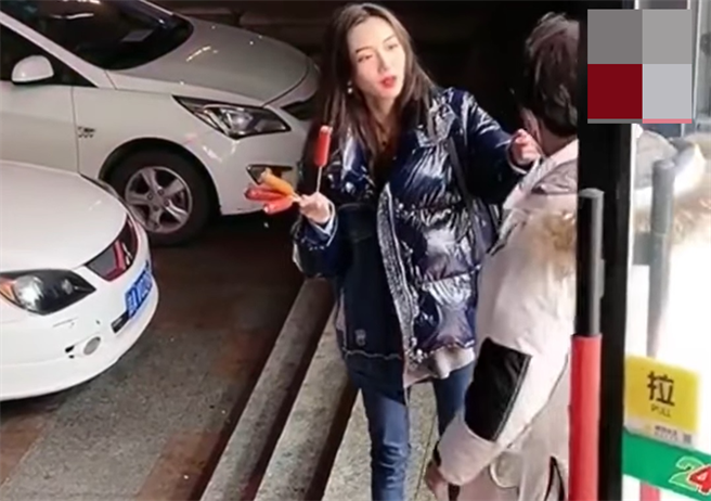 大陆长髮正妹掉一支热狗，马上捡起来吹一吹塞进男姓友人嘴里，此举一出引网友亏这才是真爱。（翻摄自爆废公社公开版）