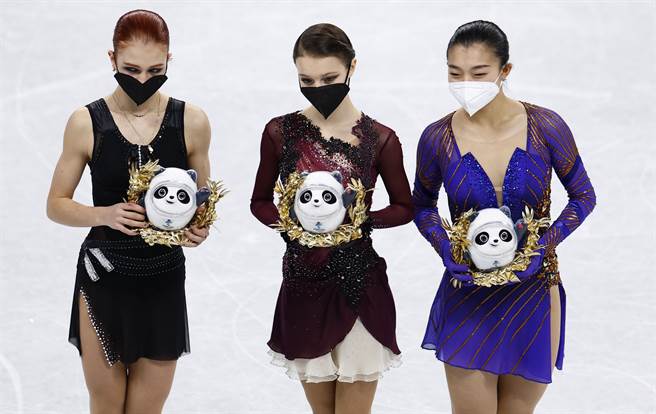 北京冬奧花式滑冰女子個人賽金牌俄羅斯席芭柯娃（中）、銀牌俄羅斯特魯索娃（左）、銅牌日本坂本花織（右）。（路透）
