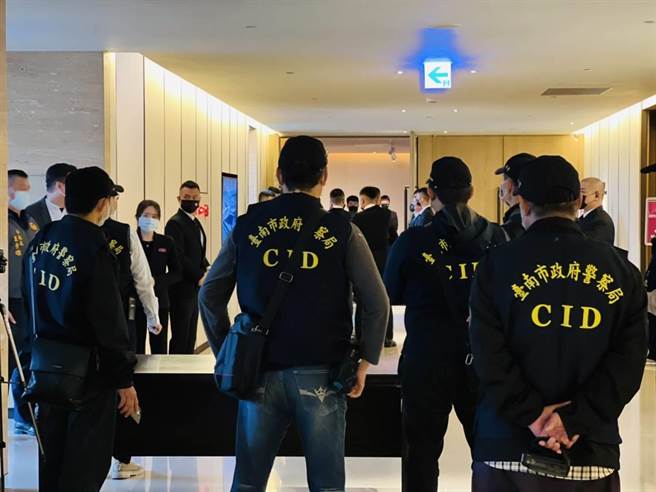 警方17日在安平區一家五星級酒店內監控幫派份子春酒。（讀者提供／程炳璋台南傳真）
