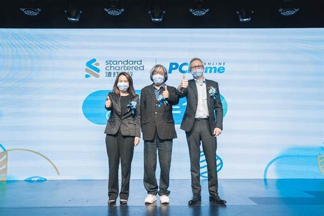 （自右至左：渣打银行总经理韩德圣／PChome网路家庭董事长詹宏志／渣打银行消费金融、私人理财暨中小企业银行事业总处负责人林素真。图／业者提供）
