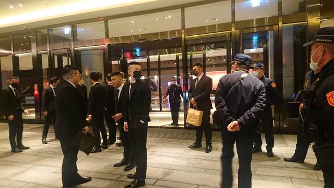 「台南在地企業」春酒，警方守在五星級酒店門口防止鬧事，雙方面對面相視。（程炳璋攝）