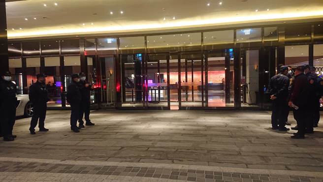 警方派員守在酒店門口，以防幫派份子藉春酒鬧事。（程炳璋攝）
