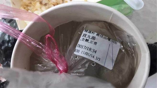 外送餐點貢丸湯，標籤上卻附註「全糖正常」，讓網友笑翻台南來的啦！（翻攝自外送員的奇聞怪事）